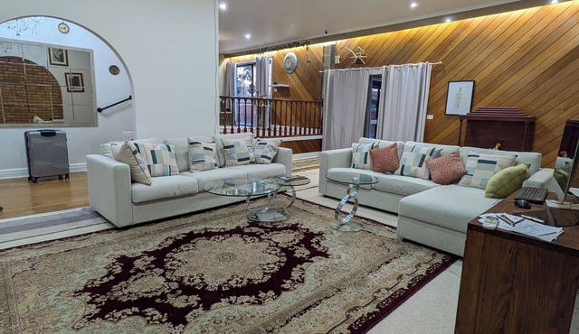 Remodeled Cathedral Home, w/firepit, swing, pool, + hiking trails, shopping mall in Melton West