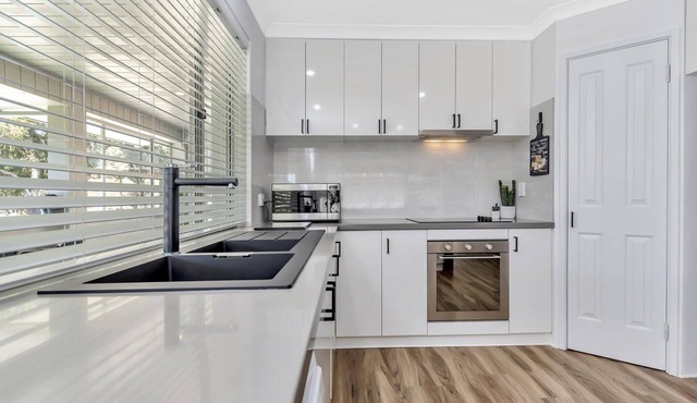 Retreat on the Murray. Riverfront modern home with private jetty. in South Yunderup