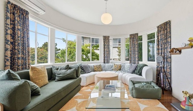 Retro Haven with River Views in Taroona