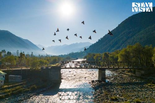 Riverfront Retreat - Qaraar - Preng by VEO - Part of StayVista in Srinagar
