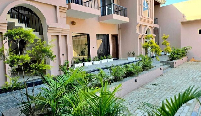 RN Hotel And Lawn