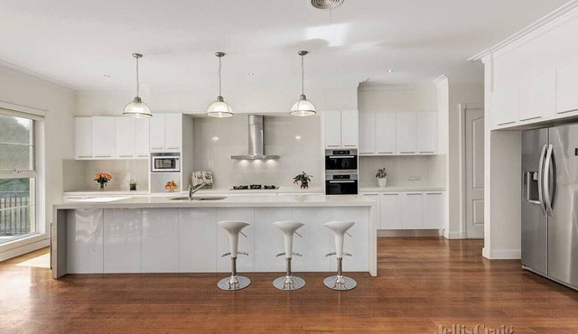 Romantic Spanish villa w/hot tub — 5 min from the beach! in Balwyn