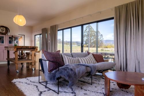 Romantic Tiers Escape - Pink Bath, Wood-Fired Pizza, Firepit & Mountain Magic in Chudleigh