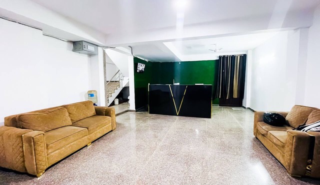 Roomshala Hotel Seven Near Aims