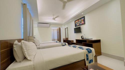 Royal Living Hotel & Suites