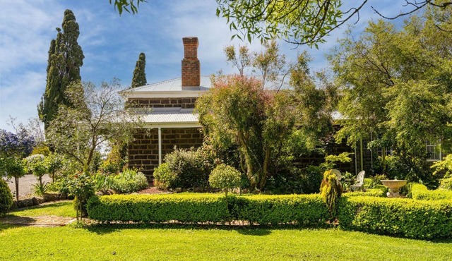 Rural Country Retreat, Homestead, Skipton Rail Trail on Emu Creek in Skipton