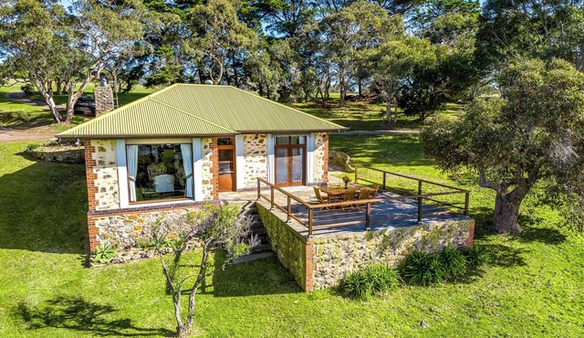 Rustic Cottage with amazing views !, Rustic cottage with amazing views over the bay in Encounter Bay