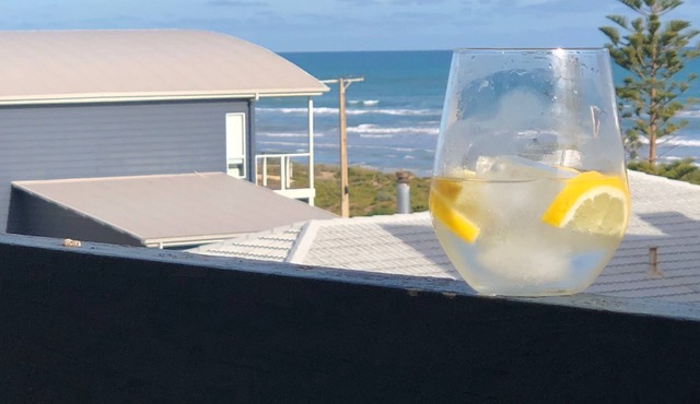 Sable Blanc on Newell - dogs allowed - 3 min walk to the beach & fabulous views. in Middleton