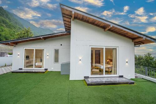 SaffronStays Bourbon - 2BR luxury villa with garden, BBQ, bonfire & valley views near Naukuchiatal & Bhimtal Lake in Bhīm Tāl
