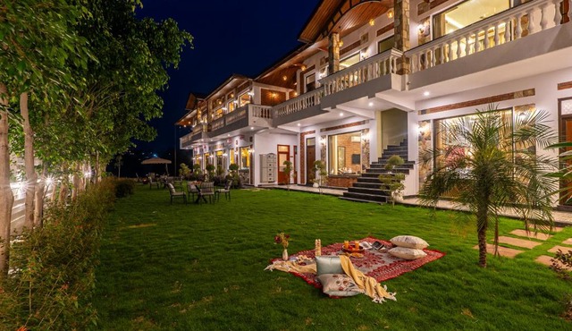 SaffronStays Tikrola Retreat, 2BR Stay with Mountain Views