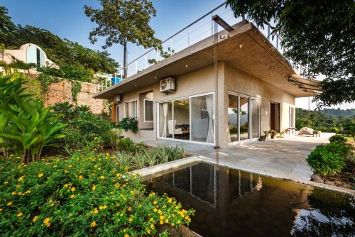 SaffronStays Whistling Winds