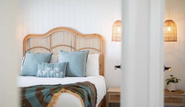 Sanbis Cabin~hidden boutique retreat, sea views in Aldinga Beach