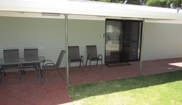 Sea Salt Apartment 3 - Short walk to beach! Free WiFi! newly decorated! in Stansbury