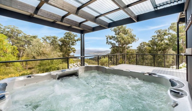 Secluded Huon Valley Lodge with Hot Tub & Cottage in Deep Bay