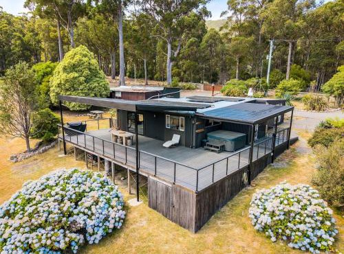 Secluded Huon Valley Lodge with Hot Tub and Cottage in Lymington