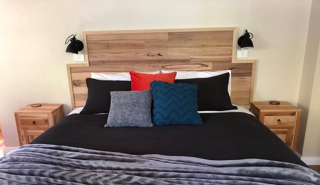 Self-contained King suite, bath and shower, beautiful views, wood fire, Wifi in Mole Creek