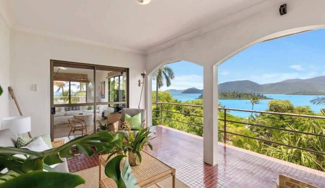 Shutehaven Beach House with Ocean Views. in Shute Harbour