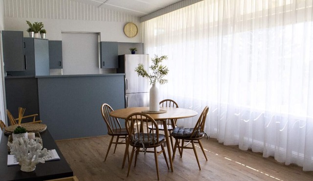Singleton Seaside Bungalow Retreat 3 minute walk to the beach. in Singleton