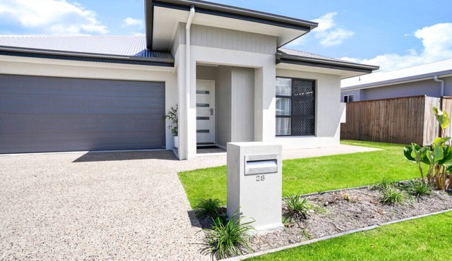 Skippers Rest- Modern 5-Bedroom Coastal Retreat with Pool – Ideal for Families & Groups! in Trinity Beach