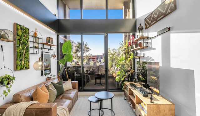 Sol Docklands | Large 3BR Loft, Infinity Pool, Gym, Free Parking & Free Trams in Docklands