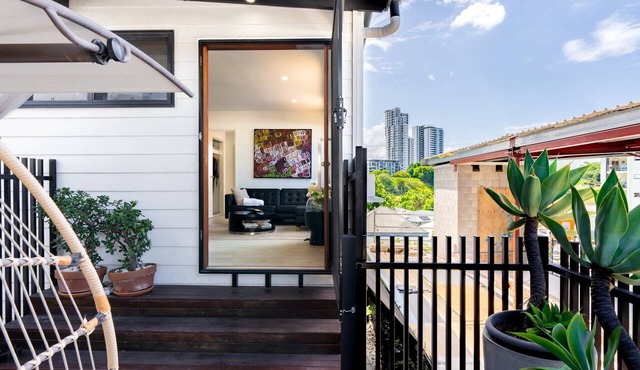 Sophisticated 2-Bed Home With Alfresco Dining in Fortitude Valley