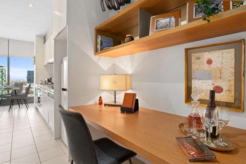 Sophisticated Designer Condo W River & City Views in Melbourne