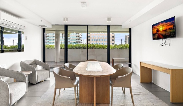 South Melbourne Apartment with Gym Access in South Melbourne