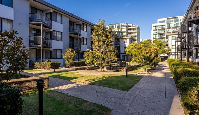 South Perth 1-Bedroom Apartment | Free Parking, Garden Patio, Walk to River in South Perth
