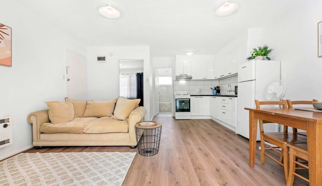 Spacious 1-Bedroom Apartment with Car Space in Glenroy
