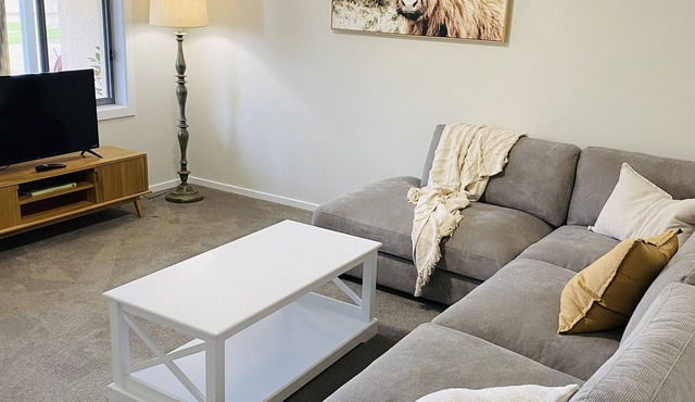 Spacious 2 bedroom unit ideal for families in Young