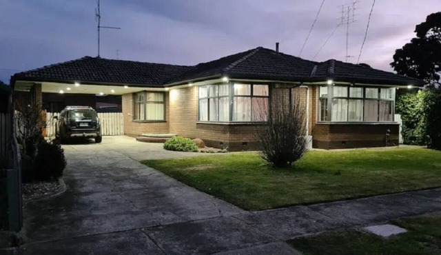 Spacious 3 Bedroom home near Sporting Facilities, Lake, Shops & Grammar in Wendouree
