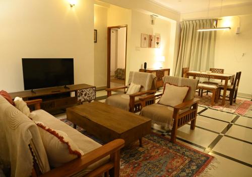 Spacious 3BHK Apartment for Families, Work and Couples - Lift, Parking, Wi-Fi