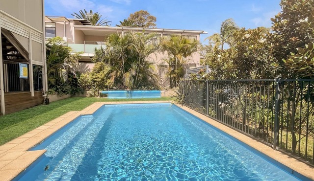 Spacious 4-Bed Coastal Home with Water Views in Batehaven