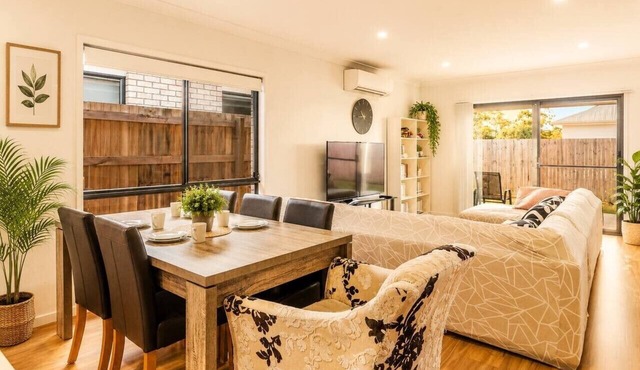 Spacious 4B Near Logan with Parking in Logan Reserve