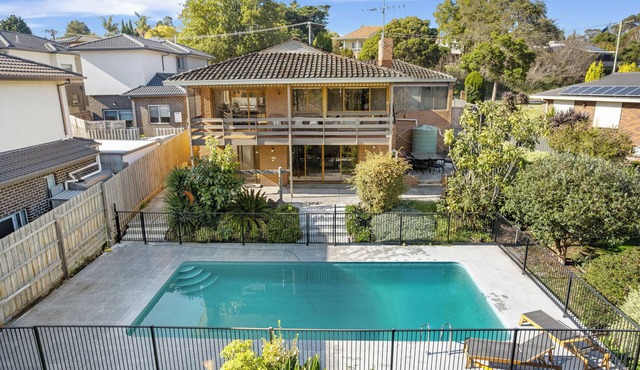 Spacious 5-Bedroom Home & Pool in Endeavour Hills