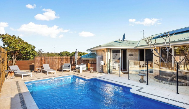 Spacious 5-bedroom house in serene Ocean Reef with AC in Ocean Reef