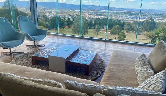 Spacious 6-BR Retreat with Breathtaking Views – Perfect for Family & Friends in Gisborne