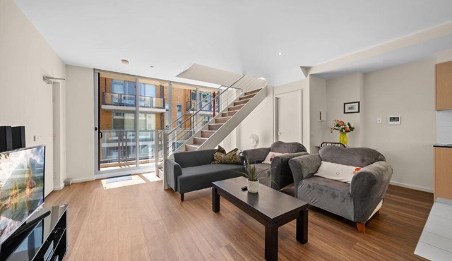 Spacious Apartment with Gym & Pool Access in Canberra