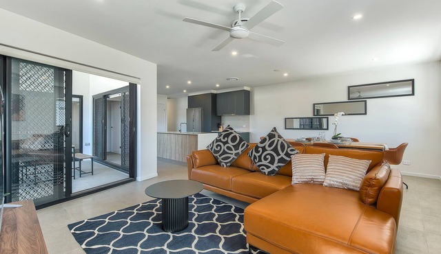 Spacious Family 3BR Top-Floor Stay | Views, 2-Car Parking & EV-Friendly in Mount Gravatt East