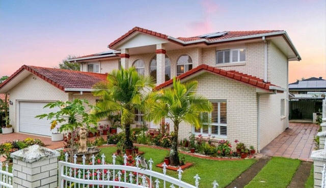 Spacious Group Getaway w/Home Office & Full A/C in Calamvale