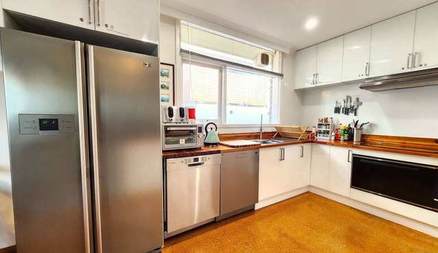 Spacious King Room 4 Near Shopping & Free Parking in Highett