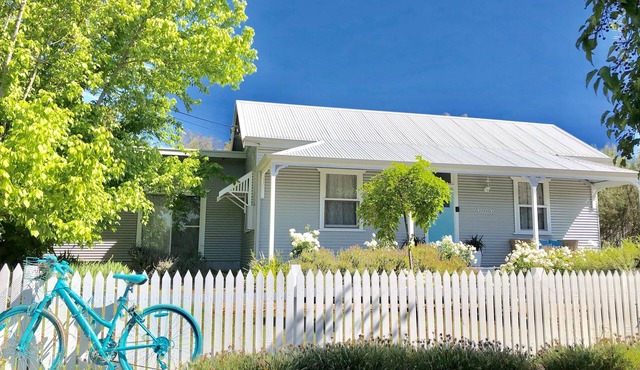 Spacious, light, pet friendly holiday home, complimentary continental breakfast in Clare