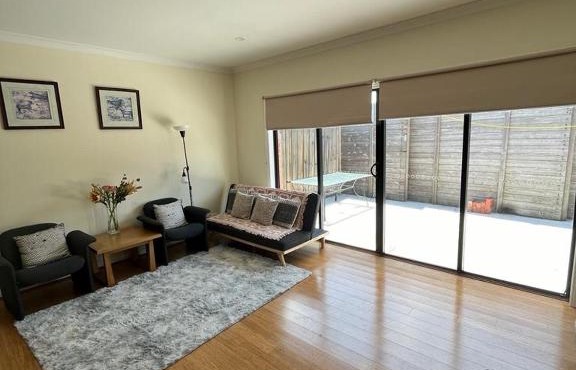 Spacious & Sunny 2BR with garage,11 min to airport in Melbourne