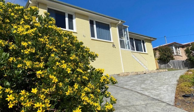 Spacious, Sunny House with View of Mt. Wellington in Lenah Valley
