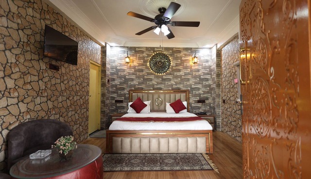 Sparrow Farms And Resort in Mohanlalganj