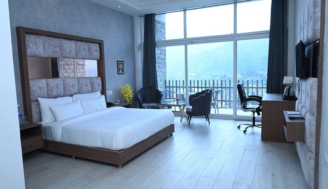 SPT Clarks Inn Suite Mandi