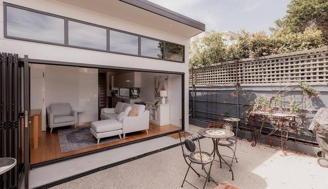 Stay steps from Salamanca in historical cottage in Battery Point