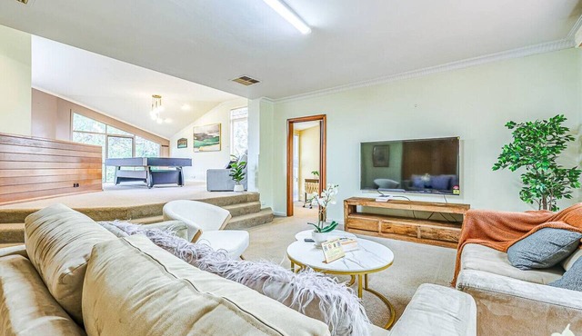 StayAU Comfortable Two-Story w/Pool Table&Backyard in Mont Albert North