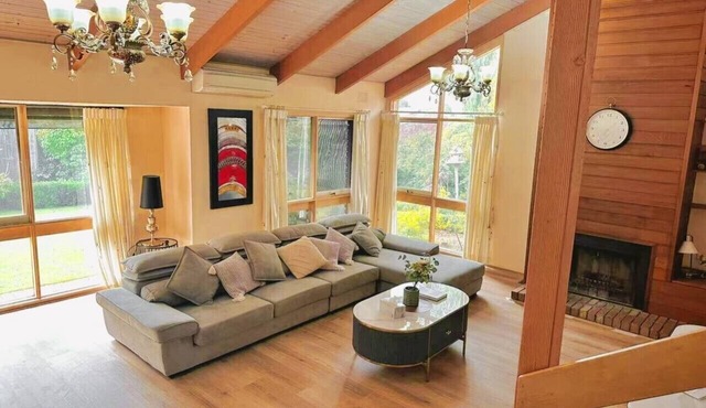 StayAU Spacious Garden Stunning 5BRM Home Wheelers Hill in Wheelers Hill