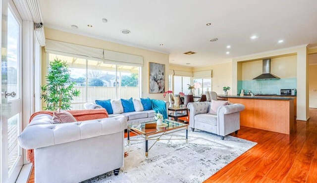 StayAU Spacious Home w/Backyard Point Cook in Point Cook